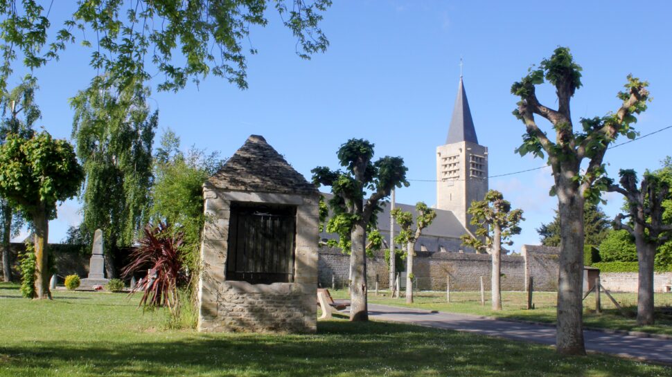 Puits, église et monument de Banville