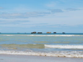Plage d'Asnelles et pontons du port artificiel