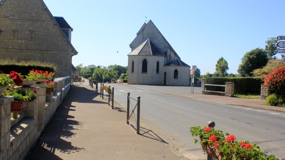 Rue de Lingèvres, vue sur l'église